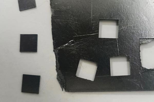 石墨片用什么切割呢？精密激光切割機(jī)！